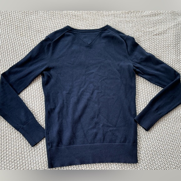 Tommy Hilfiger women’s Signature Long Sleeve V-Neck Solid Sweater - Picture 2 of 3